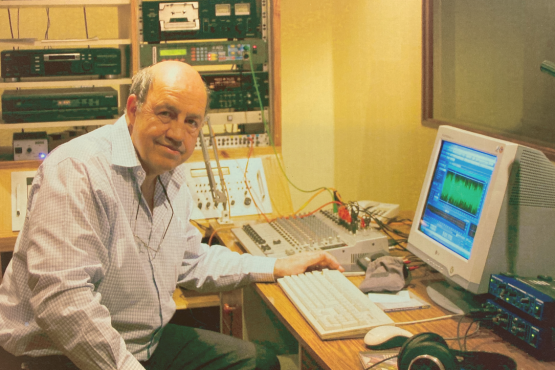 HENNIE MAAS: ‘N OUSKOOL-OMROEPER WAT NUWE TEGNOLOGIE OMHELS HET